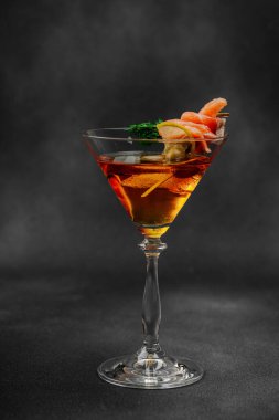 Füme somon, zeytin, limon ve dereotlu somon kokteyli ile servis edilir. Üst düzey miksoloji eğilimi. Bar menüleri, yaşam tarzı veya gurme içecek özellikleri için mükemmel, kopyalama alanı