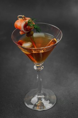 Füme somon, zeytin, limon ve dereotlu somon kokteyli ile servis edilir. Üst düzey miksoloji eğilimi. Bar menüleri, yaşam tarzı veya gurme içecek özellikleri için mükemmel, kopyalama alanı