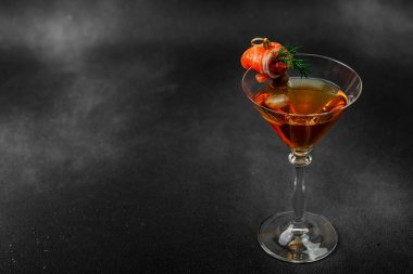 Füme somon, zeytin, limon ve dereotlu somon kokteyli ile servis edilir. Üst düzey miksoloji eğilimi. Bar menüleri, yaşam tarzı veya gurme içecek özellikleri için mükemmel, kopyalama alanı