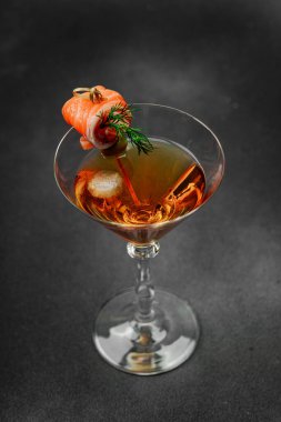 Füme somon, zeytin, limon ve dereotlu somon kokteyli ile servis edilir. Üst düzey miksoloji eğilimi. Bar menüleri, yaşam tarzı veya gurme içecek özellikleri için mükemmel, kopyalama alanı