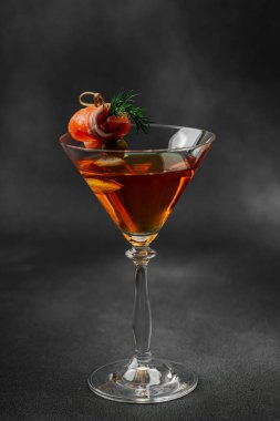 Füme somon, zeytin, limon ve dereotlu somon kokteyli ile servis edilir. Üst düzey miksoloji eğilimi. Bar menüleri, yaşam tarzı veya gurme içecek özellikleri için mükemmel, kopyalama alanı