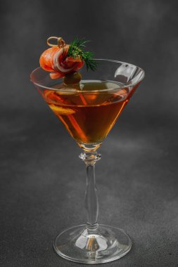 Füme somon, zeytin, limon ve dereotlu somon kokteyli ile servis edilir. Üst düzey miksoloji eğilimi. Bar menüleri, yaşam tarzı veya gurme içecek özellikleri için mükemmel, kopyalama alanı