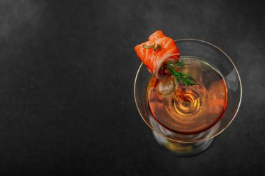 Füme somon, zeytin, limon ve dereotlu somon kokteyli ile servis edilir. Üst düzey miksoloji eğilimi. Bar menüleri, yaşam tarzı veya gurme içecek özellikleri için mükemmel, üst görünüm