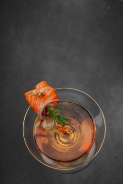 Füme somon, zeytin, limon ve dereotlu somon kokteyli ile servis edilir. Üst düzey miksoloji eğilimi. Bar menüleri, yaşam tarzı veya gurme içecek özellikleri için mükemmel, üst görünüm