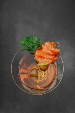 Füme somon, zeytin, limon ve dereotlu somon kokteyli ile servis edilir. Üst düzey miksoloji eğilimi. Bar menüleri, yaşam tarzı veya gurme içecek özellikleri için mükemmel, üst görünüm