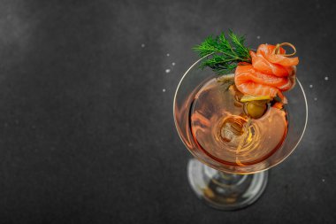 Füme somon, zeytin, limon ve dereotlu somon kokteyli ile servis edilir. Üst düzey miksoloji eğilimi. Bar menüleri, yaşam tarzı veya gurme içecek özellikleri için mükemmel, üst görünüm