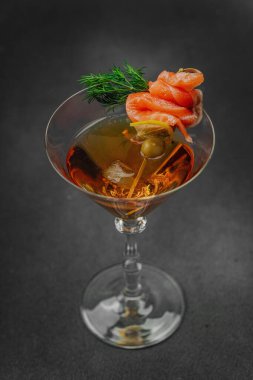 Füme somon, zeytin, limon ve dereotlu somon kokteyli ile servis edilir. Üst düzey miksoloji eğilimi. Bar menüleri, yaşam tarzı veya gurme içecek özellikleri için mükemmel, kopyalama alanı