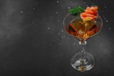 Füme somon, zeytin, limon ve dereotlu somon kokteyli ile servis edilir. Üst düzey miksoloji eğilimi. Bar menüleri, yaşam tarzı veya gurme içecek özellikleri için mükemmel, kopyalama alanı