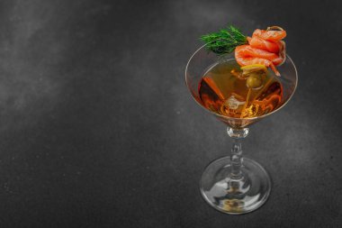 Füme somon, zeytin, limon ve dereotlu somon kokteyli ile servis edilir. Üst düzey miksoloji eğilimi. Bar menüleri, yaşam tarzı veya gurme içecek özellikleri için mükemmel, kopyalama alanı