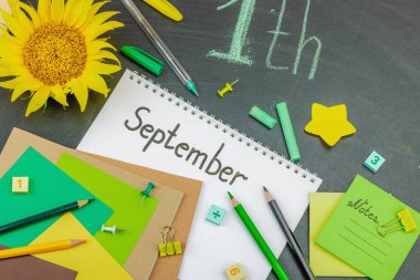 Ayçiçeği, defter ve eylül aylarında karatahta arkaplan, düz döşeme, kopyalama alanı ile okul kırtasiyesine dönüş