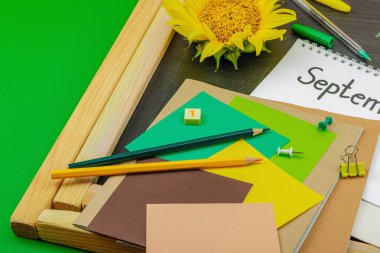 Ayçiçeği, defter ve eylül aylarında karatahta arkaplan, düz döşeme, kopyalama alanı ile okul kırtasiyesine dönüş