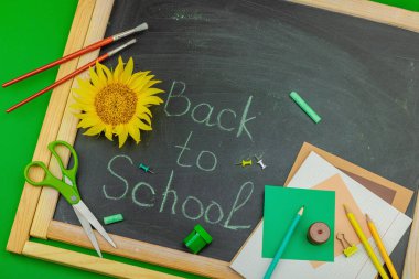 Çevre dostu daire okul malzemeleri, ayçiçeği ve mesajlarla doluydu. Sıfır atık yaşam tarzı ve bilinçli eğitim teması, okul konseptine geri dönüş, üst görünüm