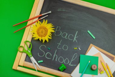 Çevre dostu daire okul malzemeleri, ayçiçeği ve mesajlarla doluydu. Sıfır atık yaşam tarzı ve bilinçli eğitim teması, okul konseptine geri dönüş, üst görünüm