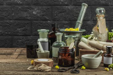 Verbascum çiçekleri, bitkisel kavanozlar, antika aletler ve ahşap masada havan topuyla kırsal eczacılık sahnesi. Alternatif tıp, sağlıklı yaşam tarzı konsepti, kopyalama alanı