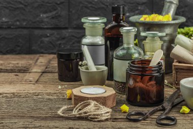 Verbascum çiçekleri, bitkisel kavanozlar, antika aletler ve ahşap masada havan topuyla kırsal eczacılık sahnesi. Alternatif tıp, sağlıklı yaşam tarzı konsepti, kopyalama alanı