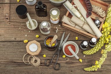 Verbascum çiçekleri, bitkisel kavanozlar, antika aletler ve ahşap masada havan topuyla kırsal eczacılık sahnesi. Alternatif tıp, sağlıklı yaşam tarzı konsepti, üst bakış.