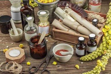 Verbascum çiçekleri, bitkisel kavanozlar, antika aletler ve ahşap masada havan topuyla kırsal eczacılık sahnesi. Alternatif tıp, sağlıklı yaşam tarzı konsepti, kopyalama alanı