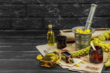 Verbascum çiçekleriyle doğal cilt bakımı, yağlar, kremler ve güzellik tedavileri için bitkisel malzeme. Siyah tahta arkaplan, boşluğu kopyala