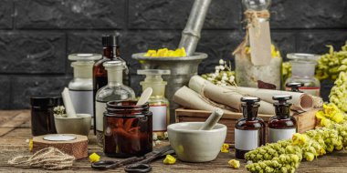 Verbascum çiçekleri, bitkisel kavanozlar, antika aletler ve ahşap masada havan topuyla kırsal eczacılık sahnesi. Alternatif tıp, sağlıklı yaşam tarzı konsepti, afiş biçimi