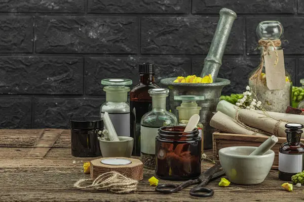 Verbascum çiçekleri, bitkisel kavanozlar, antika aletler ve ahşap masada havan topuyla kırsal eczacılık sahnesi. Alternatif tıp, sağlıklı yaşam tarzı konsepti, kopyalama alanı
