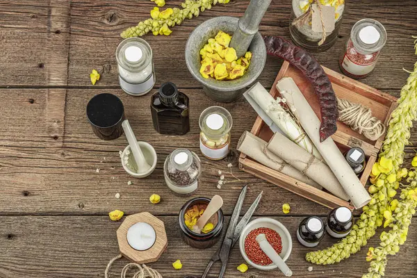 Verbascum çiçekleri, bitkisel kavanozlar, antika aletler ve ahşap masada havan topuyla kırsal eczacılık sahnesi. Alternatif tıp, sağlıklı yaşam tarzı konsepti, üst bakış.