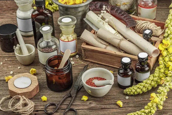 Verbascum çiçekleri, bitkisel kavanozlar, antika aletler ve ahşap masada havan topuyla kırsal eczacılık sahnesi. Alternatif tıp, sağlıklı yaşam tarzı konsepti, kopyalama alanı