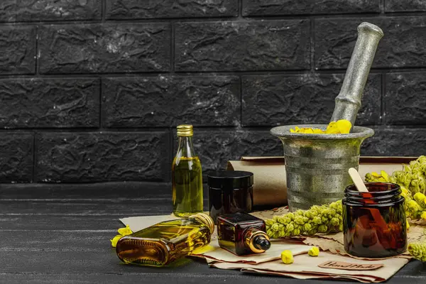 Verbascum çiçekleriyle doğal cilt bakımı, yağlar, kremler ve güzellik tedavileri için bitkisel malzeme. Siyah tahta arkaplan, boşluğu kopyala