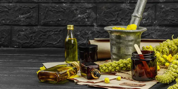 Verbascum çiçekleriyle doğal cilt bakımı, yağlar, kremler ve güzellik tedavileri için bitkisel malzeme. Siyah ahşap arkaplan, pankart biçimi