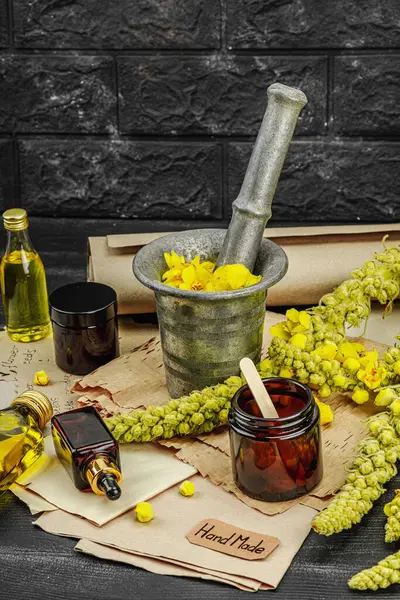 Verbascum çiçekleriyle doğal cilt bakımı, yağlar, kremler ve güzellik tedavileri için bitkisel malzeme. Siyah tahta arkaplan, boşluğu kopyala