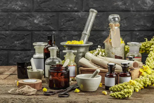 Verbascum çiçekleri, bitkisel kavanozlar, antika aletler ve ahşap masada havan topuyla kırsal eczacılık sahnesi. Alternatif tıp, sağlıklı yaşam tarzı konsepti, kopyalama alanı