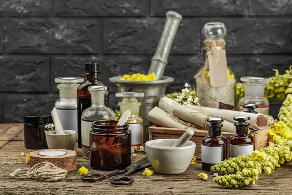 Verbascum çiçekleri, bitkisel kavanozlar, antika aletler ve ahşap masada havan topuyla kırsal eczacılık sahnesi. Alternatif tıp, sağlıklı yaşam tarzı konsepti, kopyalama alanı