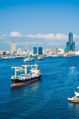 Büyük gemi Kaohsiung, Tayvan limanına doğru gidiyor..