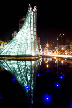 Kaohsiung, Tayvan - 3 Ekim 2008: Kaohsiung MRT 'deki Kaohsiung Bulvarı metro istasyonunun Gece Manzarası, Kaohsiung MRT' nin Kırmızı Hattı 'ndaki duraklardan biridir..