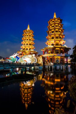 Tayvan, Kaohsiung 'daki Lotus Gölü' ndeki (Lianchihtan) Ejderha ve Kaplan Pagoda 'nın gece görüşü. Lotus Gölü 'nde bir tapınak..