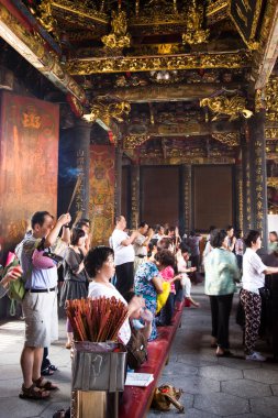 Taipei, Tayvan 'daki Wanhua Longshan Tapınağında birçok inanan ibadet ediyor..