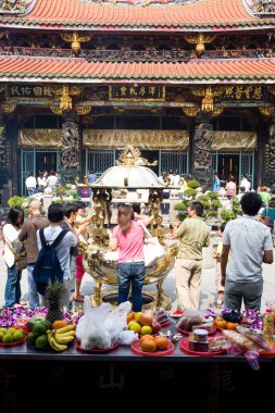 Taipei, Tayvan 'daki Wanhua Longshan Tapınağında birçok inanan ibadet ediyor..