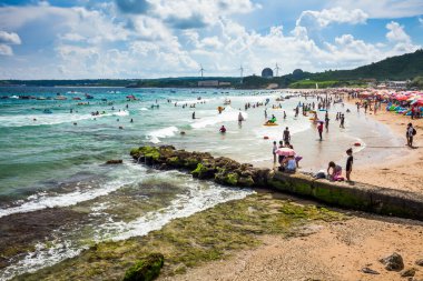 Pingtung, Tayvan - 15 Ağustos 2010: Pingtung, Tayvan 'daki South Bay' in güzel manzarası. Maanshan Nükleer Santrali ve arkadaki rüzgar enerjisi.