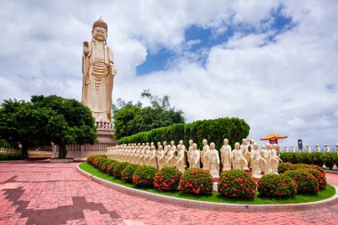 Tayvan, Kaohsiung 'daki Fo Guang Shan' daki dev Buda heykellerinin görüntüsü. Kaohsiung 'daki en ünlü eğlencelerden biridir..