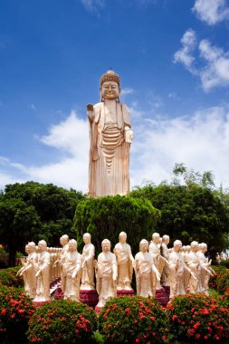 Tayvan, Kaohsiung 'daki Fo Guang Shan' daki dev Buda heykellerinin görüntüsü. Kaohsiung 'daki en ünlü eğlencelerden biridir..