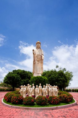 Tayvan, Kaohsiung 'daki Fo Guang Shan' daki dev Buda heykellerinin görüntüsü. Kaohsiung 'daki en ünlü eğlencelerden biridir..