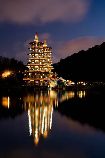 Архитектурный Вид Пагод Драгона Тигра Пруду Лотос Лянчжэтан Кацзюне Тайвань — стоковое фото