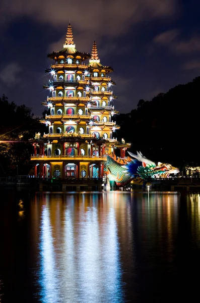 Архитектурный Вид Пагод Драгона Тигра Пруду Лотос Лянчжэтан Кацзюне Тайвань — стоковое фото
