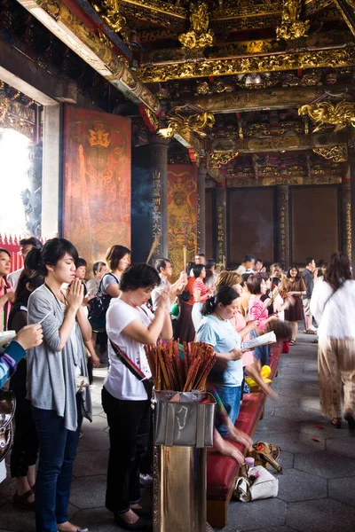 Many Believers Worship Wanhua Longshan Temple Taipei Taiwan — Stock Photo, Image