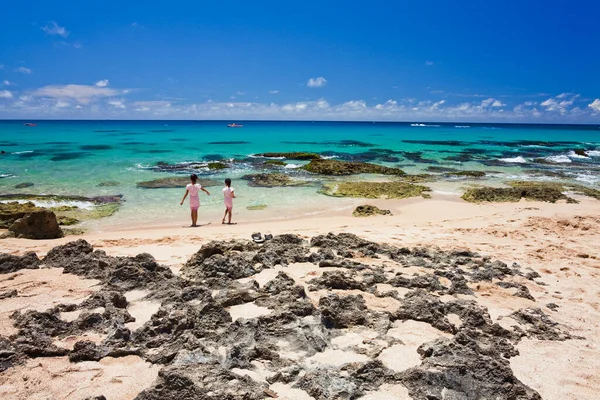Turistas Jugando Hermoso Arrecife Costero Baishawan Las Olas Del Mar — Foto de Stock