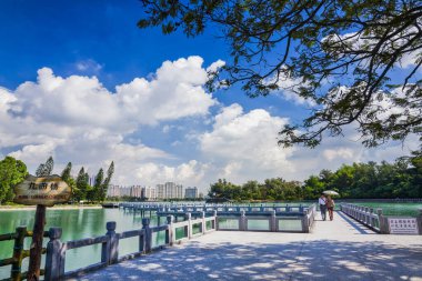 Turistler Kaohsiung, Tayvan 'daki Chengcing Gölü' ndeki dokuz köşeli köprüyü ziyaret ettiler..