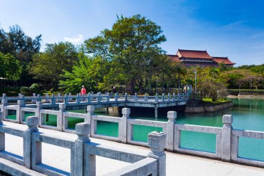 Turistler Kaohsiung, Tayvan 'daki Chengcing Gölü' ndeki dokuz köşeli köprüyü ziyaret ettiler..