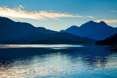 Sabahları Güneş Ay Gölü manzarası. Bu, Tayvan, Nantou 'da meşhur bir cazibedir..
