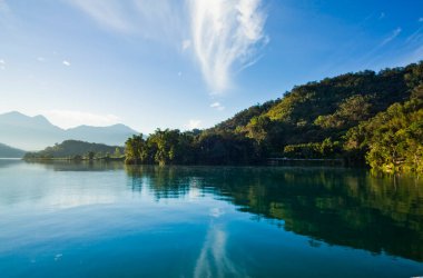 Sabahları Güneş Ay Gölü manzarası. Bu, Tayvan, Nantou 'da meşhur bir cazibedir..