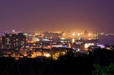 Kaohsiung, Tayvan 'dan Kaohsiung limanına gece görüşü.