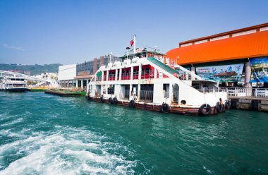 Kaohsiung, Tayvan 'daki Gushan Balıkçılık Limanı' na giden feribot..